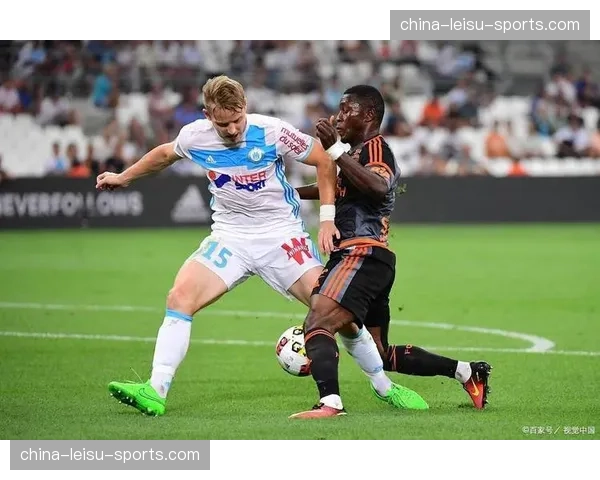 现场情况：马赛主场因球迷投掷烟雾弹比赛中断五分钟